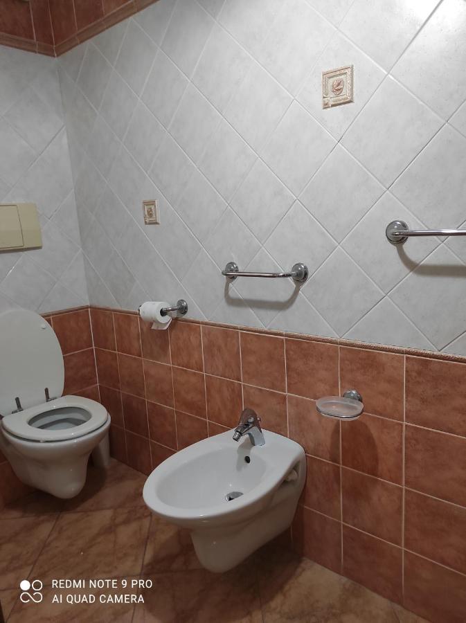 Monolocale Yellow سينيسكولا المظهر الخارجي الصورة